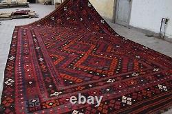 Décoration intérieure afghane : Table à manger de taille 8x14 et tapis oriental