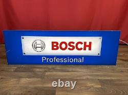 Enseigne lumineuse publicitaire pour magasin Bosch affichant des produits pour atelier de bricolage, garage et éclairage DIY