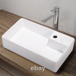 Lavabo en céramique blanc de salle de bain avec comptoir et bonde pop-up