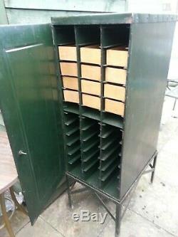 Vintage Industriel Lourd En Acier Cabinet Magasin Sur Le Stand Old Garage Trouver